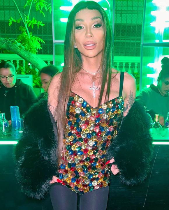 Segundo o colunista Leo Dias, Maya Massafera aproveitou a mudança para fazer uma cirurgia de mudança da cor dos olhos