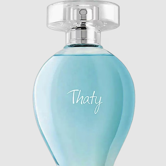 O perfume Thaty, de O Boticário, pode ser uma boa opção para trazer alívio na ansiedade, já que combina notas refrescantes de lavanda, eucalipto e musk.