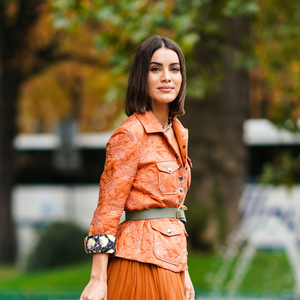 Outro look da blogueira e influenciadora Camila Coelho reforça o conceito de casual chic que vem viralizando com Maxiane no 'BBB 26'. A produção combina jaqueta laranja com saia em tom sobre tom, exalando sofisticação moderna e informação de moda.