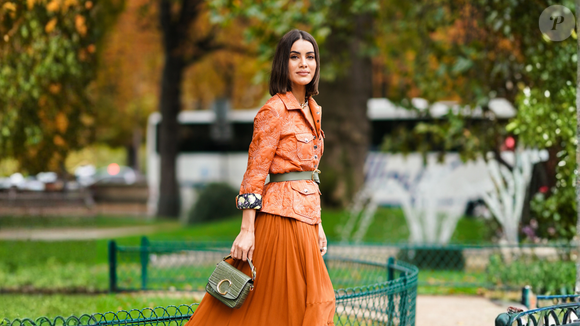 Outro look da blogueira e influenciadora Camila Coelho reforça o conceito de casual chic que vem viralizando com Maxiane no 'BBB 26'. A produção combina jaqueta laranja com saia em tom sobre tom, exalando sofisticação moderna e informação de moda.