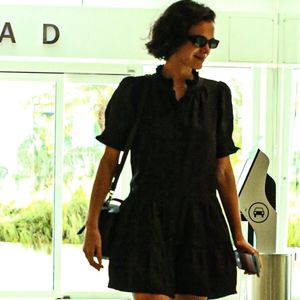 Bruna Marquezine apareceu usando vestido preto, óculos de sol e sapatilha vermelha em shopping do Rio de Janeiro