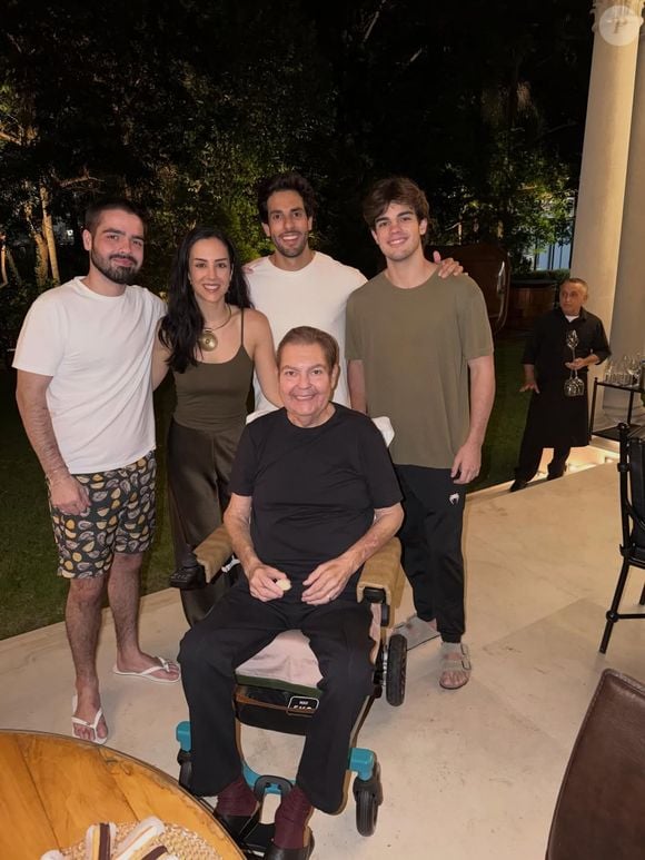 Faustão ao lado dos filhos
