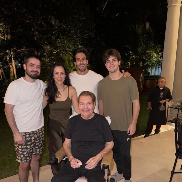 Faustão ao lado dos filhos