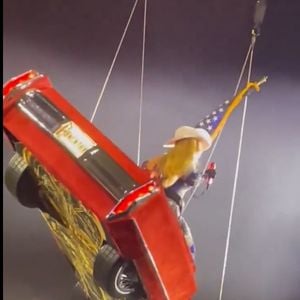 Inesperadamente o carro em que Beyoncé performava tombou para um dos lados