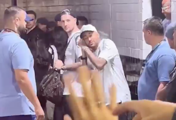 O motivo foi o fato das filhas Helena e Mavie terem caído no sono e o papai não queria que acordassem!