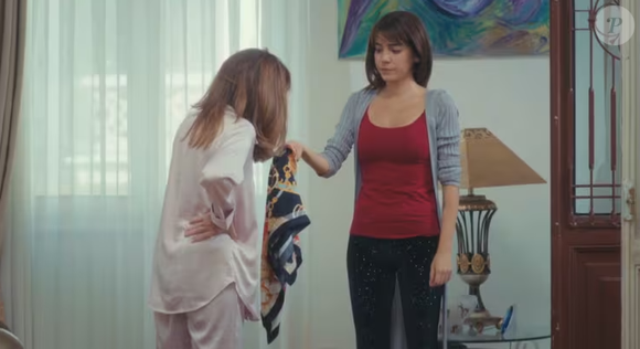 Fazilet vê Ceyda com suas joias na novela Força de Mulher