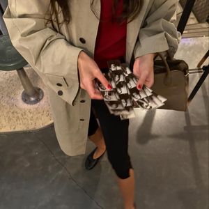 Bruna Marquezine foi vista com sapatilha flat Stella de couro da The Row