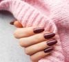 Chique e poderoso, o esmalte muted burgundy é a cor do outono que transforma qualquer produção