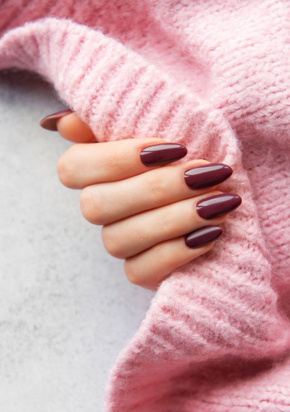 Chique e poderoso, o esmalte muted burgundy é a cor do outono que transforma qualquer produção