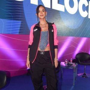 Calça de cintura baixa com elástico foi combinada ao corset jeans nesse look de Bruna Marquezine