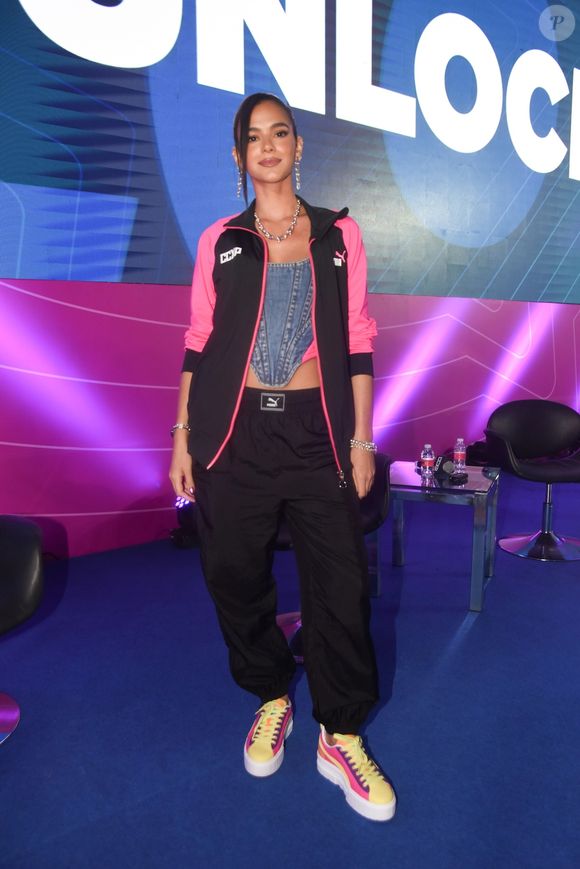 Calça de cintura baixa com elástico foi combinada ao corset jeans nesse look de Bruna Marquezine