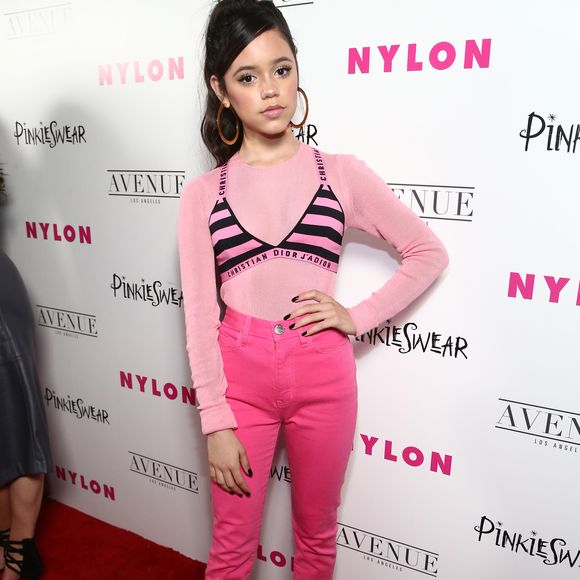 2018: em um look bastante diferente, Jenna Ortega mostrava que estava pronta para encarar uma fase mais adulta da carreira