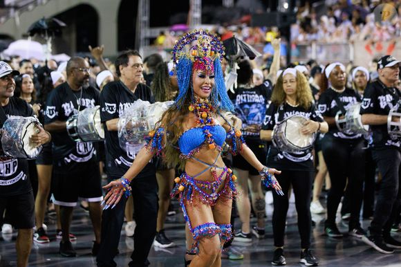Sabrina Sato, de biquíni cheio de contas, comandou a bateria da Gaviões em ensaio para o carnaval 2025
