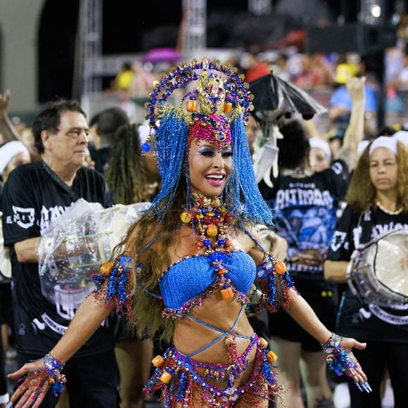 Sabrina Sato, de biquíni cheio de contas, comandou a bateria da Gaviões em ensaio para o carnaval 2025