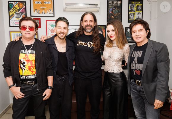 Sandy, Andreas Kisser, Chitãozinho, Xororó e Júnior Lima no bastidor do show em homenagem a Patrícia Kisser