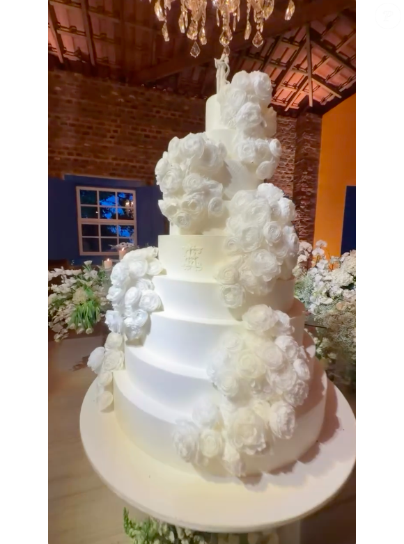 Bolo do casamento de Ana Hickmann e Edu Guedes contou com flores e seguiu a proposta de decoração