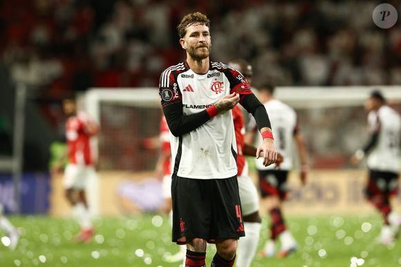 Léo Pereira, do Flamengo, foi acusado de ter problemas com o álcool
