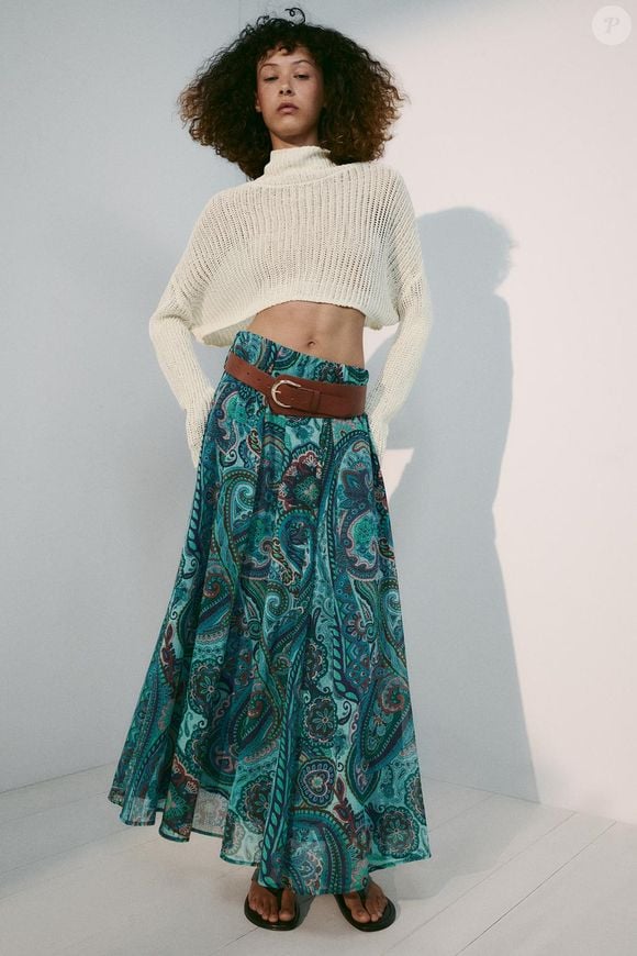 Saia Estampada com Cinto da Zara: O modelo custa R$ 359,00 e aposta em uma estampa multicolorida nos tons de azul e verde, além de shape amplo, cintura elástica e cinto. A combinação com uma blusa lisa e ajustada ajuda a equilibrar o volume da peça e deixa a produção mais moderna