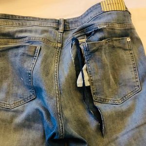 Mariana Becker rasgou a calça em meio à correria para entrevistar Neymar