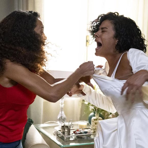 No remake de 'Vale Tudo', Raquel (Taís Araújo) vai detonar a filha Maria de Fátima (Bella Campos), rasgando o seu vestido de noiva.