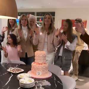 Ticiane Pinheiro também escolheu alguns brigadeiros para sua festa, que ficaram ao lado do bolo em apenas um prato