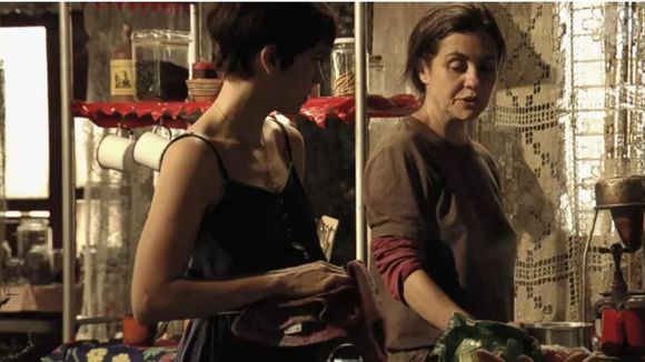 Em  'Avenida Brasil', Carminha (Adriana Esteves) pede perdão à Nina (Debora Falabella) no último capítulo