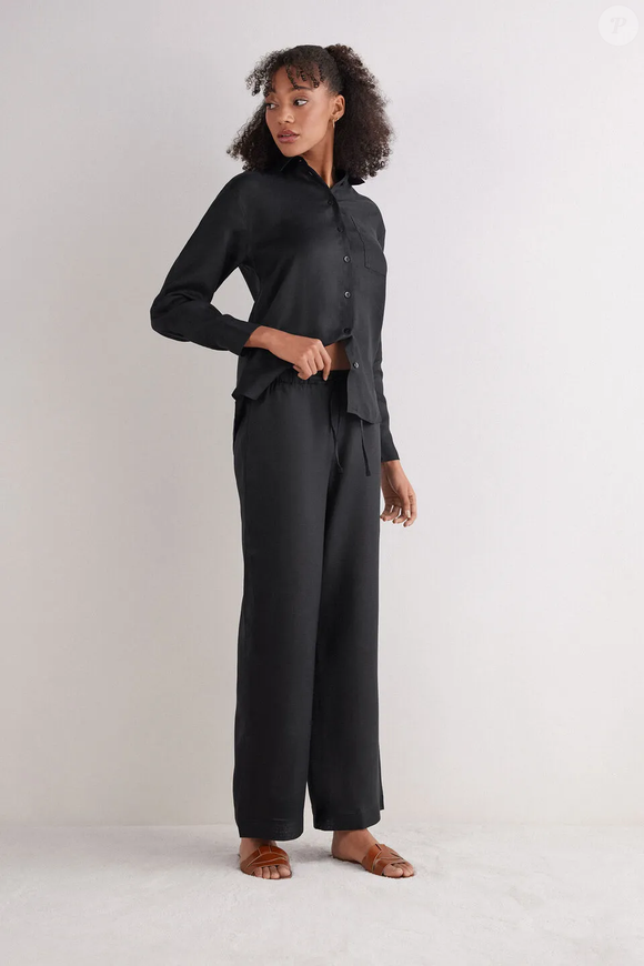 A clássica calça preta ganha um toque ainda mais sofisticado em sua versão de linho puro da Intimissimi. Com cordão na cintura, ela une conforto e elegância para qualquer ocasião