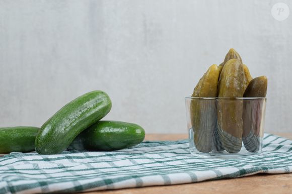 O sumo de pepinos em conserva, embora tenha um grande aporte de água e eletrólitos, parece não ser benéfico por esta razão, mas, de acordo com estudos, os seus benefícios devem-se a um efeito reflexo inibidor da atividade de certas neurónios motores, o que ajudaria a reduzir a duração das cãibras.