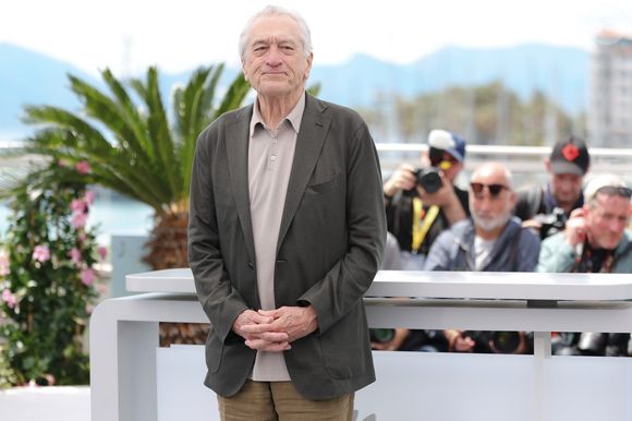 Poucos nomes em Hollywood carregam tanto peso quanto Robert De Niro. Dono de duas estatuetas do Oscar e de uma carreira que atravessa seis décadas, o ator nova-iorquino segue surpreendendo não apenas pelo talento em frente às câmeras, mas também pela vitalidade que mantém aos 82 anos