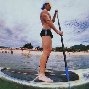 Hoje com 36 anos, Jonatas Faro surpreende com aparência muito diferente e físico bombado