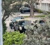 Nico Grigg afirma que SUVs pretos com vidros escuros passaram a estacionar em frente à sua casa após a divulgação de vídeo sobre a ilha de Jeffrey Epstein.