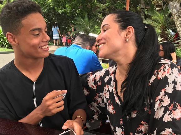 Janaína Mendes mora na Espanha, onde foi para acompanhar o filho em sua carreira no futebol. Hoje, porém, o filho de Ronaldinho mora na Inglaterra