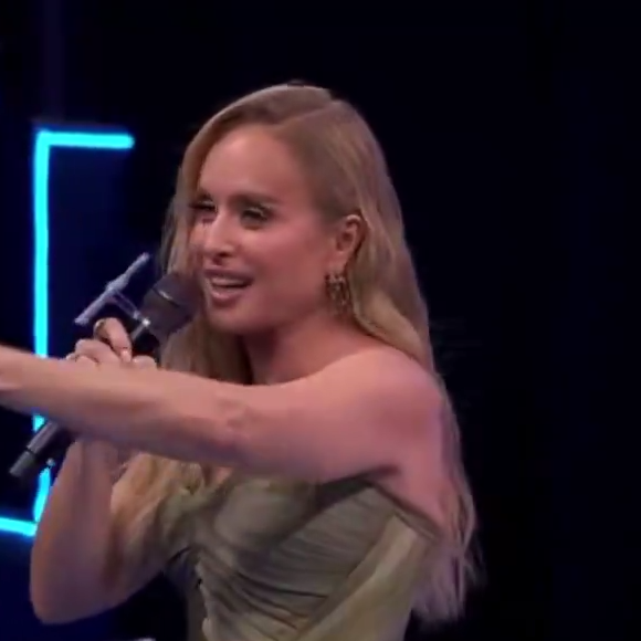 Angélica parece correr para mudar de assunto, enquanto Xuxa dá uma sonora gargalhada ao fundo. No X, antigo Twitter, a reação das loiras virou assunto