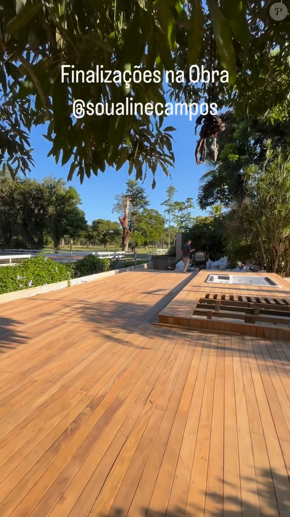 Mansão de Aline Campos traz espaço externo com muito verde em volta