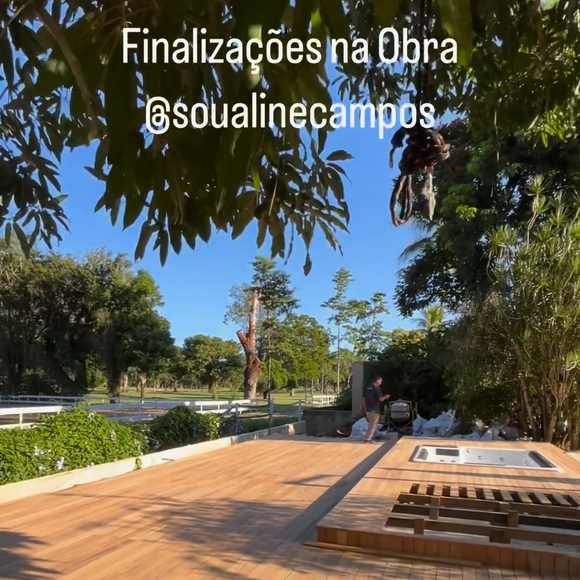 Mansão de Aline Campos traz espaço externo com muito verde em volta