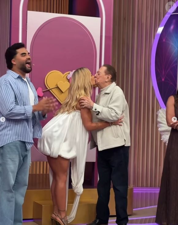 Virgínia deu 'selinho' em Raul Gil durante último programa no SBT e fã apontou 'traição' a Vini Jr.