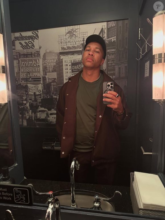 Aaron Moten também impressiona por sua beleza fora de cena