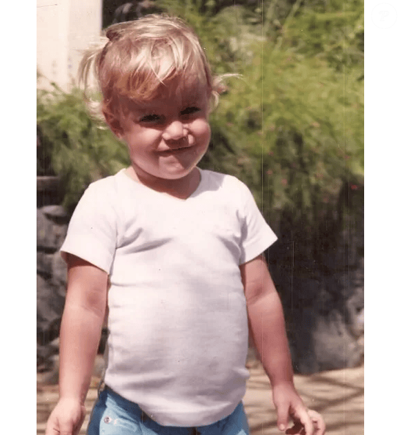 De cabelos claros, há registros fofos de sua infância