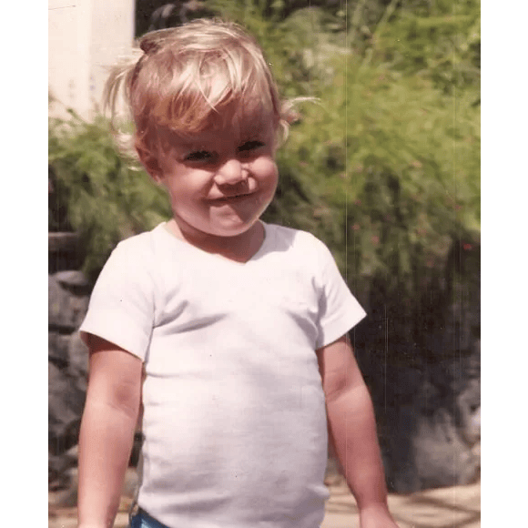 De cabelos claros, há registros fofos de sua infância