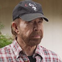 'Discurso cheio de ameaças e ofensas': há 22 anos, Chuck Norris revelou detalhes chocantes de traumas com o pai viciado em álcool