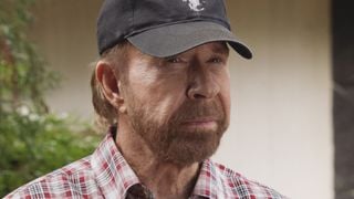 'Discurso cheio de ameaças e ofensas': há 22 anos, Chuck Norris revelou detalhes chocantes de traumas com o pai viciado em álcool
