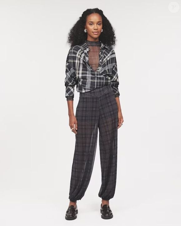 Vestir-se com elegância não significa abrir mão do conforto, e esta calça xadrez azul da Riachuelo combina as duas propostas