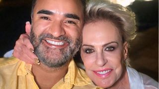 Ana Maria Braga surge poderosa de biquíni branco na praia em clima de intimidade com o marido, Fábio Arruda. Foto!