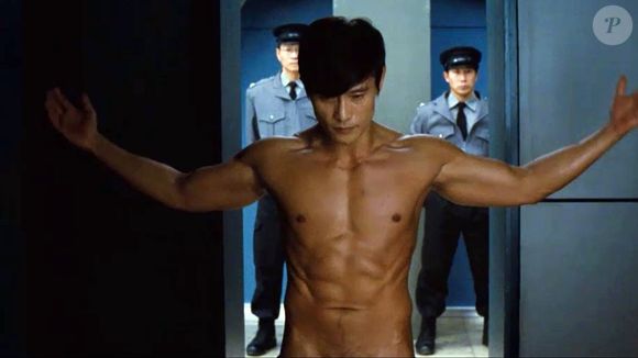 Lee Byung-hun revelou que, por ter que protagonizar uma cena nu com o corpo perfeito, seguiu uma dieta extrema com muitos exercícios físicos