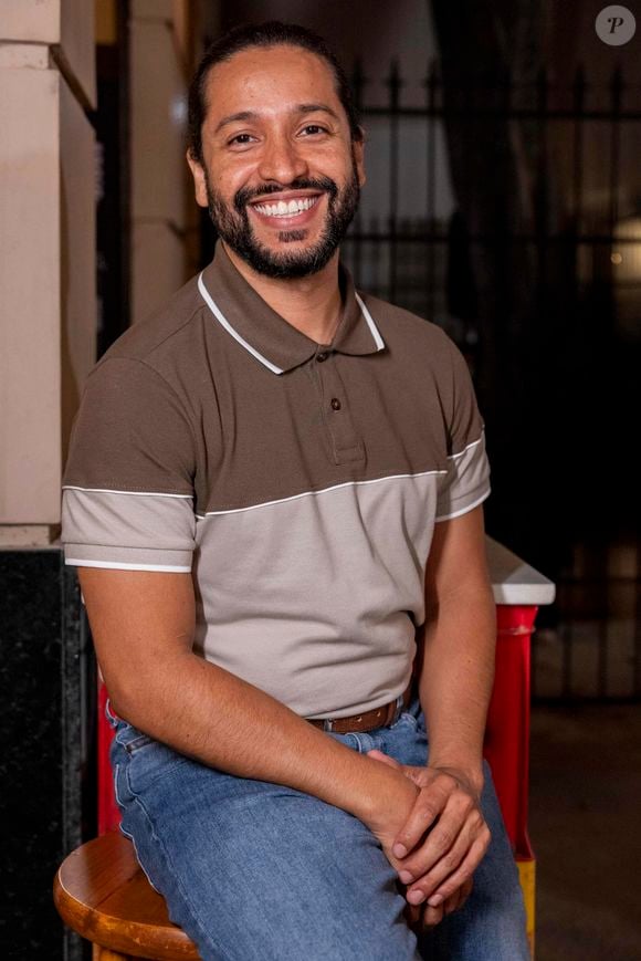 Leandro Léo vive o Pascoal da novela 'Vale Tudo'