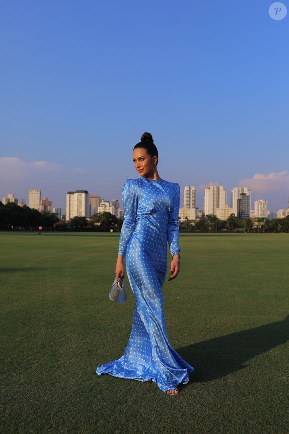 Vestido de festa longo azul com estampa de poá: com mangas, esse modelo é perfeito para convidadas de casamento no inverno