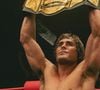 Zac Efron passou por outra transformação física marcante em 'Garra de Ferro' (2023), drama esportivo em que interpretou o lutador profissional Kevin Von Erich. Para o papel, o ator revelou ter ganhado cerca de 15 libras de músculos, aproximadamente 6,8 kg, durante meses de preparação