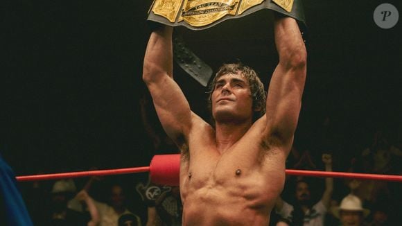 Zac Efron passou por outra transformação física marcante em 'Garra de Ferro' (2023), drama esportivo em que interpretou o lutador profissional Kevin Von Erich. Para o papel, o ator revelou ter ganhado cerca de 15 libras de músculos, aproximadamente 6,8 kg, durante meses de preparação