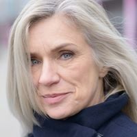 Se eu arrancar um fio branco, vai nascer mais no mesmo lugar? Mitos e verdades sobre cabelos grisalhos que vão te surpreender, segundo especialista