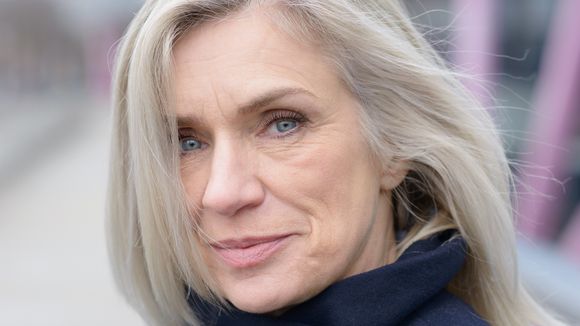 Se eu arrancar um fio branco, vai nascer mais no mesmo lugar? Mitos e verdades sobre cabelos grisalhos que vão te surpreender, segundo especialista